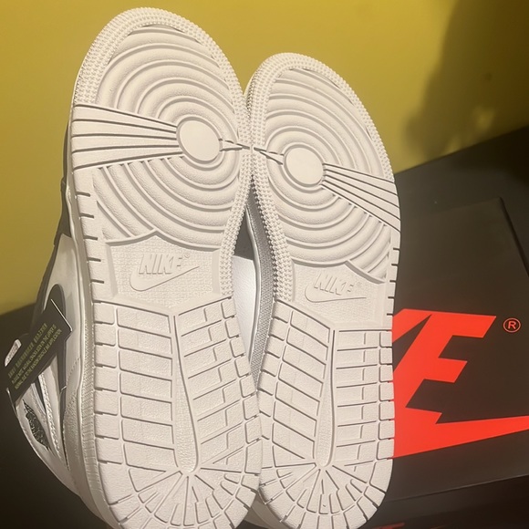 BRAND NEW MENS RETRO JORDAN 1s SIZE 7Y NWT - Picture 10 of 12